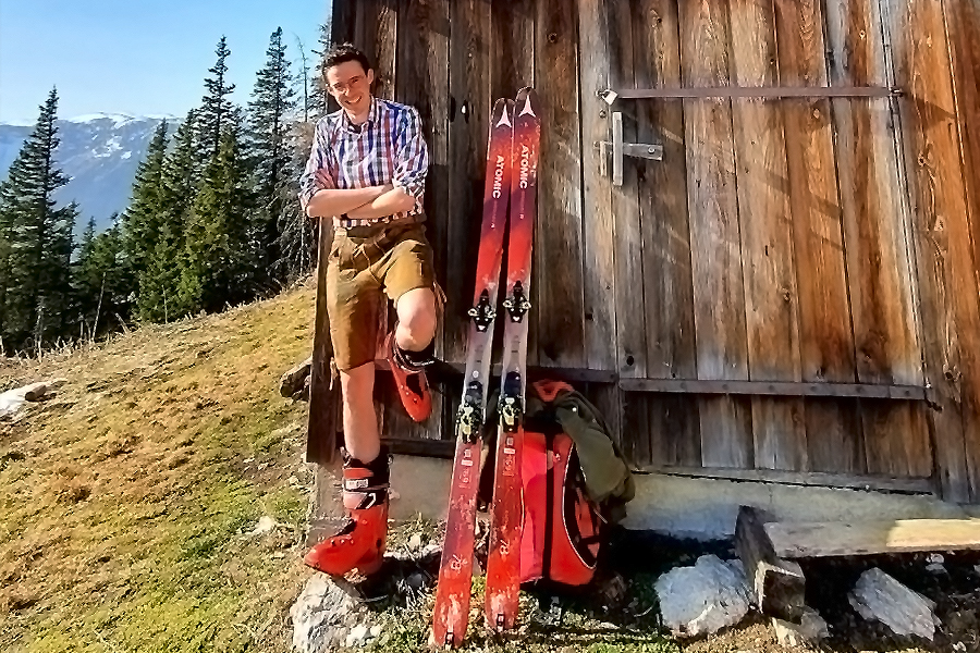 Mann mit Skiern auf Skihütte im Sommer
