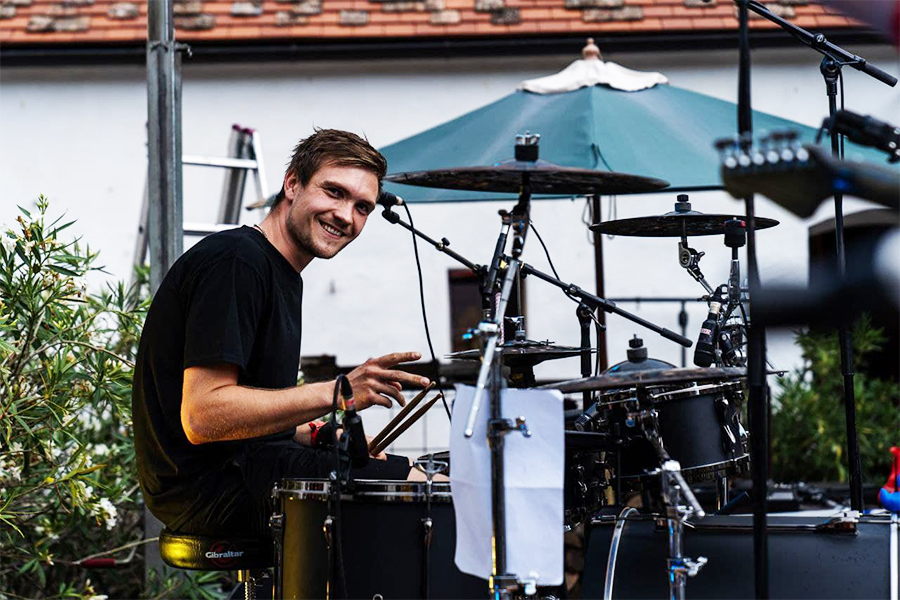Michael Leeb-Hebaus mit Schlagzeug im Freien