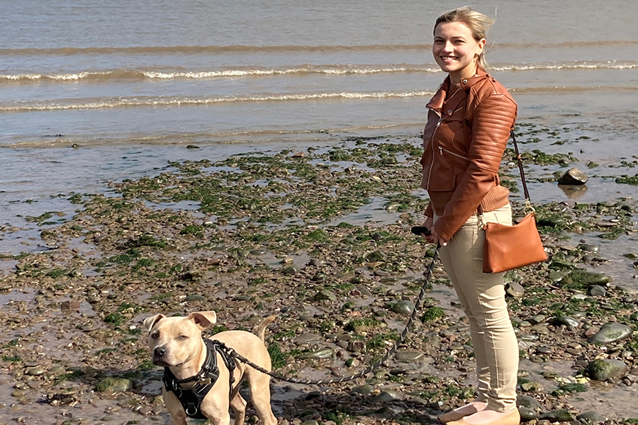 Studentin Sandra van der Linde beim Spazieren gehen mit ihrem Hund