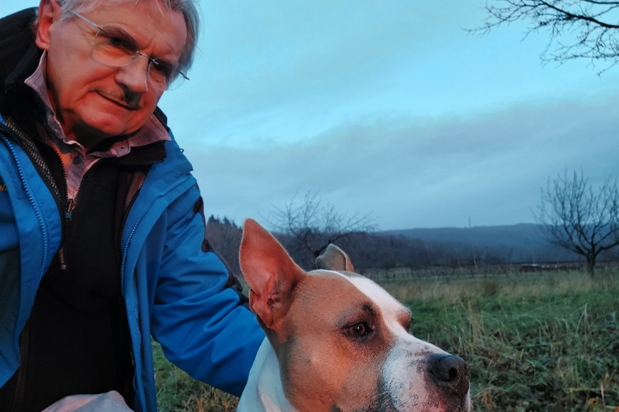 Prof. Dr. Walter Reicher mit Hund Bella