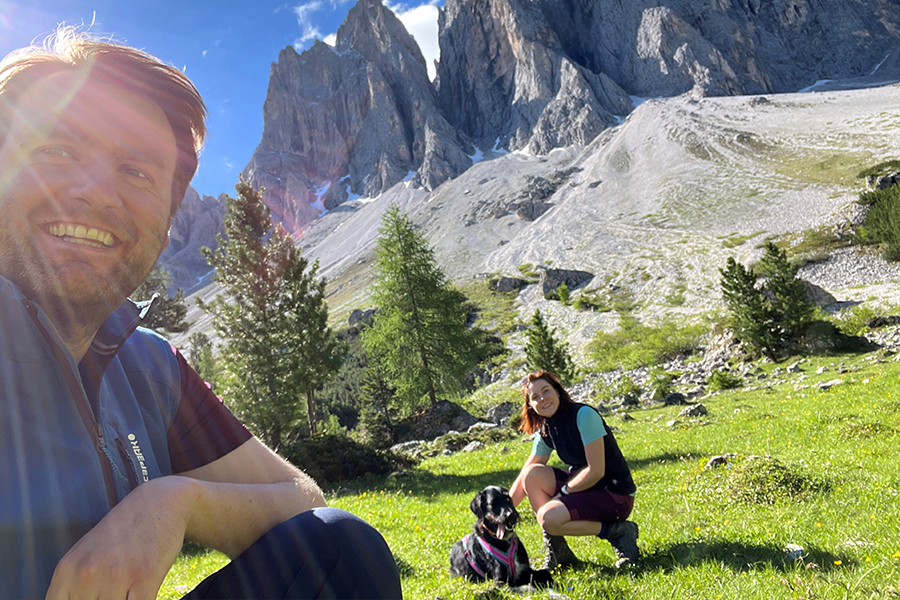 Constantin Meyer und Sarah Kunz beim Wandern mit Hund Elmo in den Bergen
