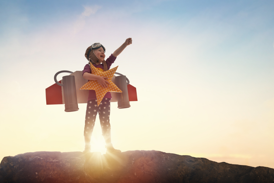 Kind mit Raket und Stern in der Hand will hoch hinaus. Symbolbild für Jahresrückblick 2023 der eLearning Academy