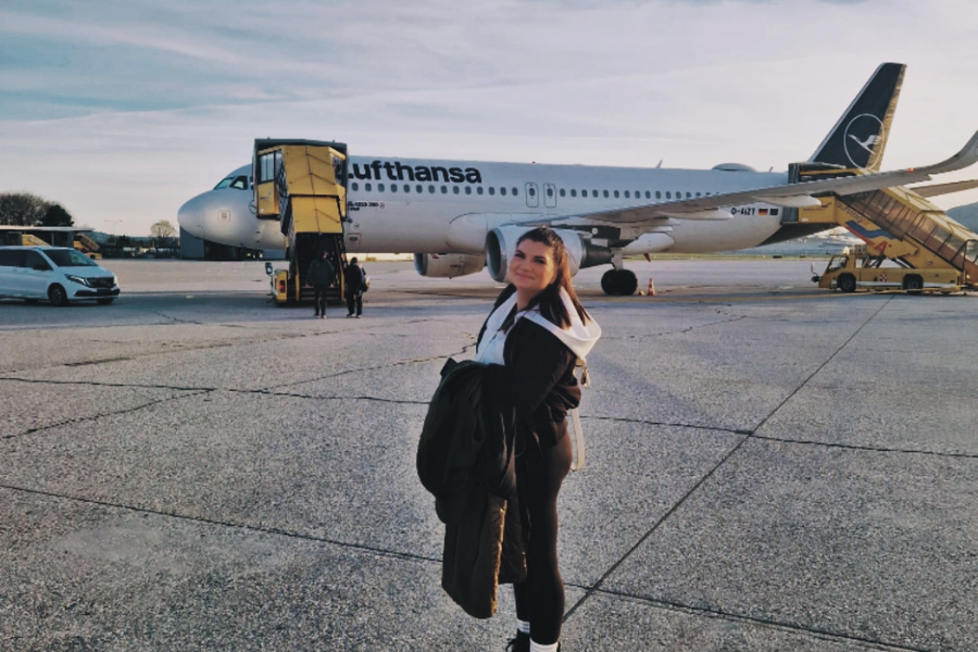 Julia Gottesheim vor einer Lufthansa Maschine vor dem Abflug aus Salzburg zu Ihrer Master-Abschluss Prüfung