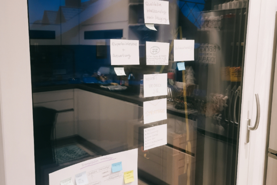 Küchenfenster mit Post-It - Prüfungsvorbereitung zum Master-Abschluss