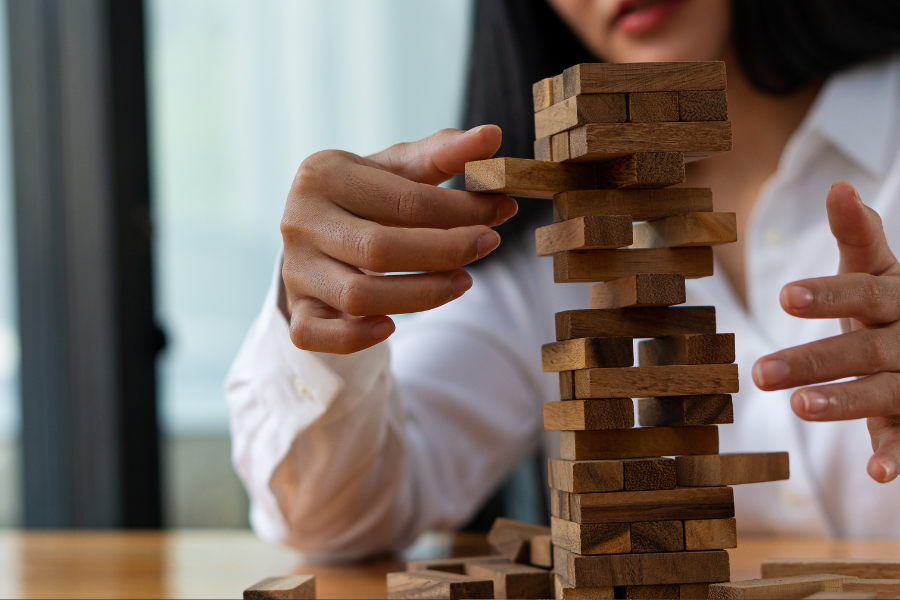 Frau mit Herausforderungen beim Jenga spielen