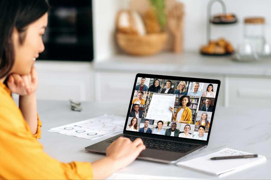 Studierende nehmen an interaktivem Webinar im praxisnahen Fernstudium teil