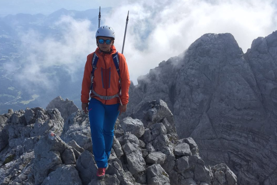 Maria Feldweber beim Wandern in den Bergen und Abschalten während dem Studium