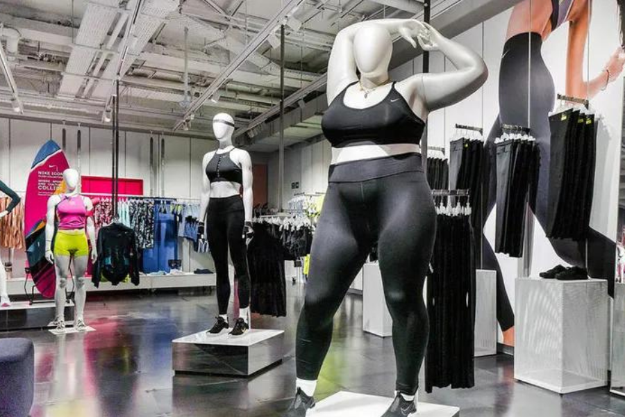 Plus-Size-Schaufensterpuppe im Nike Store als Beispiel einer crossmedialen Kampagne zur Stärkung des Marketingimage.