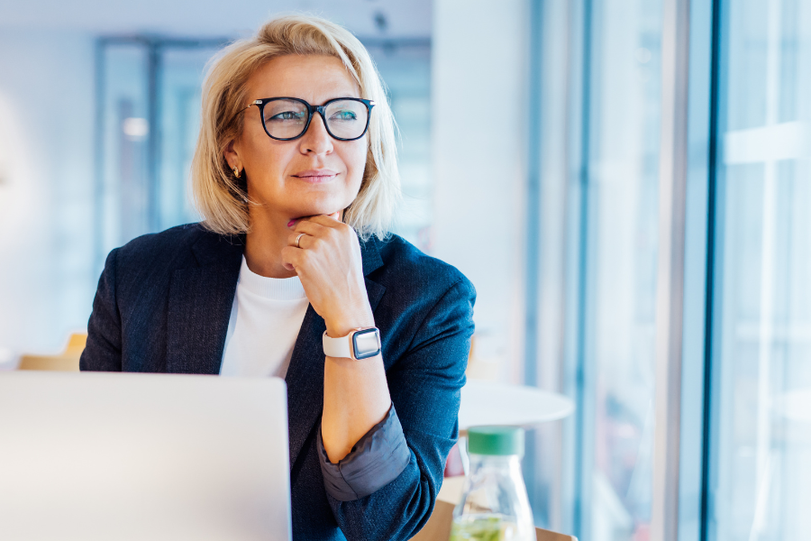 Frau mit Laptop vor Überlegung neuen MBA Crossmediales Marketing, Event- und Kommunikationsmanagement zu starten