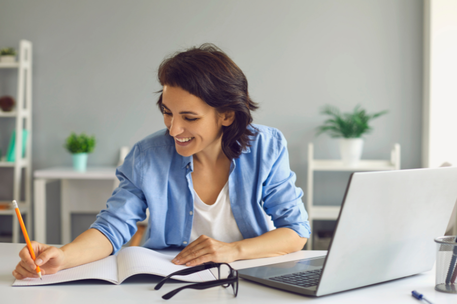 Höchstmögliche Flexibilität im Fernstudium. Frau mit Laptop beim Lernen für MBA während Bildungskarenz.