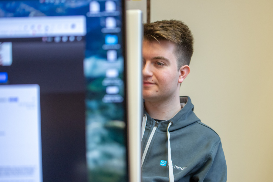 Sean Welsh während dem Masterstudium Eventmanagement beim Schreiben seiner Masterarbeit vor dem Computer.