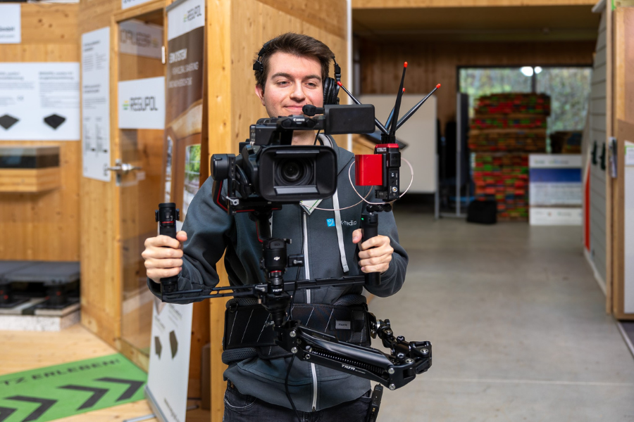 Sean Welsh während seiner Arbeit mit einer mobilen Kamera, Headset und Microphone.