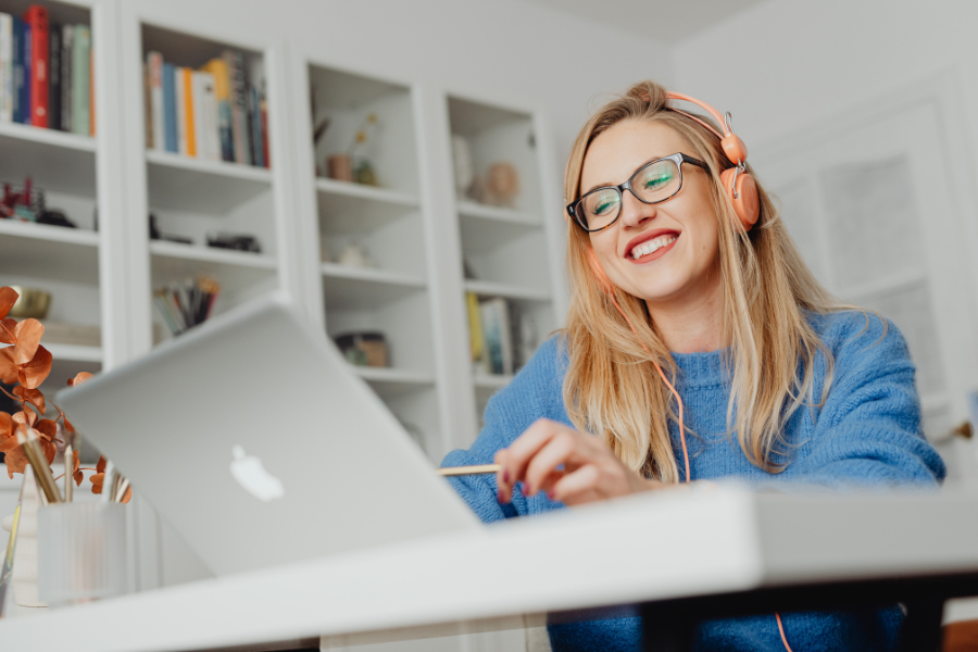 Deutsche Werkstudentin vor Laptop will sich für MBA an österreichischer Hochschule anmelden.