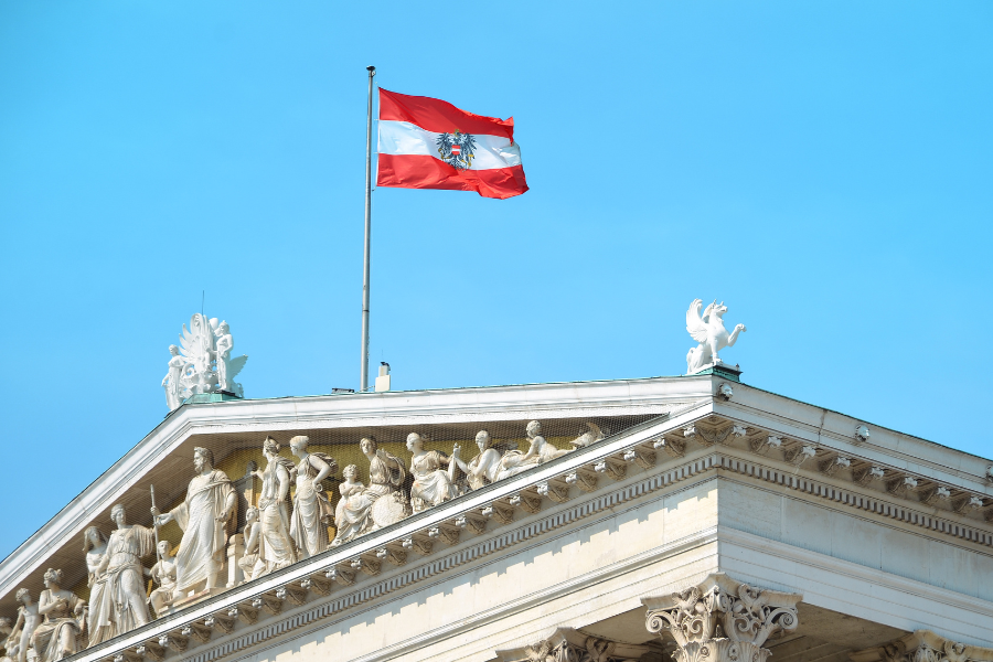 Bild einer Österreich-Fahne auf dem Parlament in Österreich