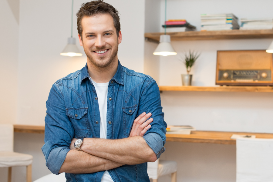 Mann erfolgreich dank Masterarbeit in Eventmanagement während seines MBA Fernstudium.