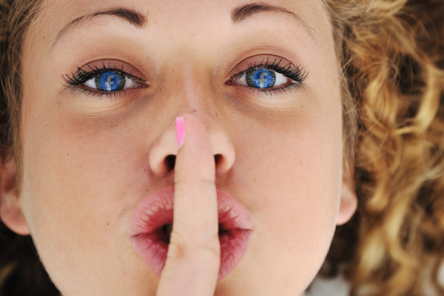 Frau mit Facebook Logo in den Augen und Finger vor dem Mund um "leise sein" zu signalisieren. Symbolbild für die Schweigespirale in Sozialen Netzwerken; Inhalt des MBA Marketing, Event- und Kommunikationsmanagement