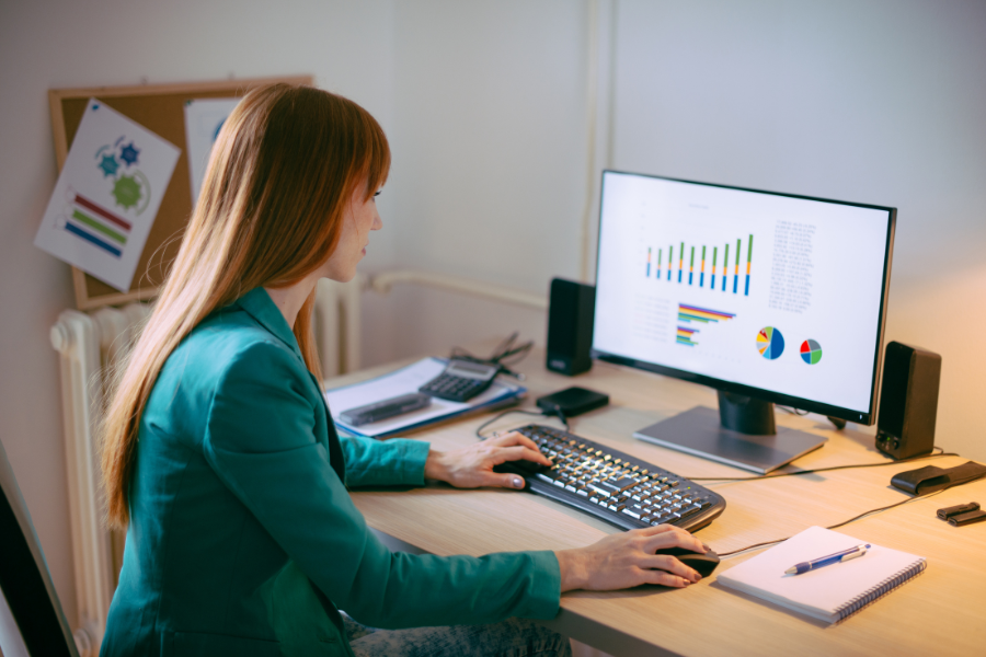 Frau vor dem Computer beim Analysieren der empirischen Daten aus der empirischen Sozialforschungsmethode in der akademischen Weiterbildung in Marketing