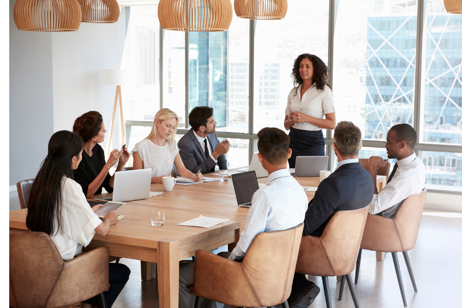 Marketingteam bei der Besprechung im Büro zu Weiterbildungsmöglichkeiten und Fernstudienprogrammen.