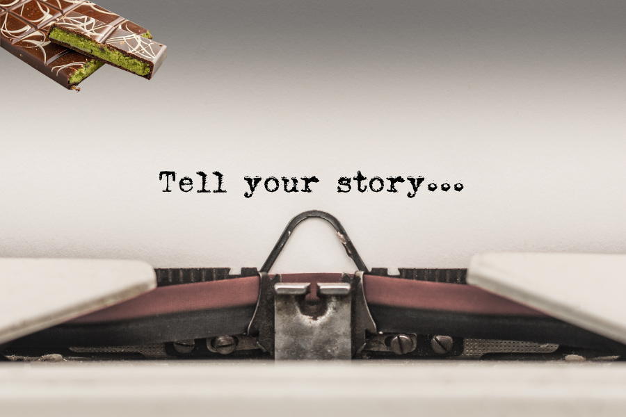 Schreibmaschine mit Text "Tell your story" mit Dubai Schokolade