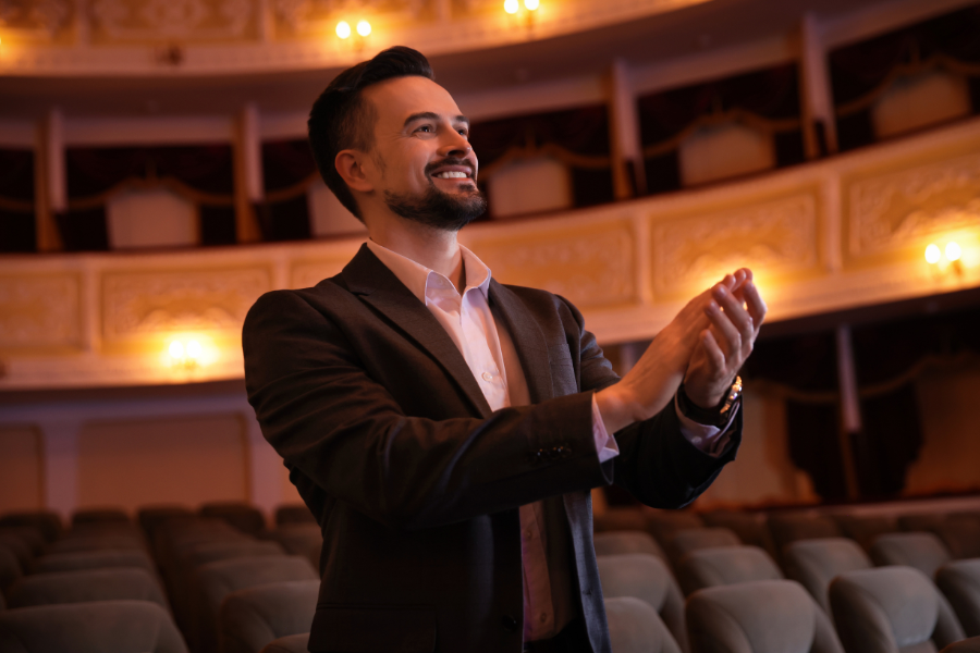 MBA-Student Eventmanagement Kunst Kultur beim Applaudieren im Theater bei den Proben für eine Eventinszenierung