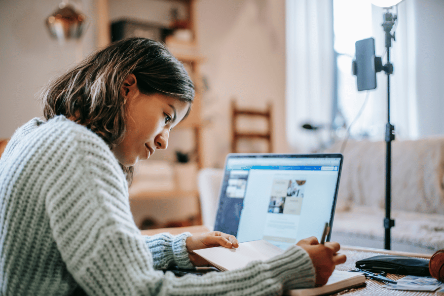 Studierende beim Bearbeiten des Moduls "KI in Marketing und Kommunikation" im Masterlehrgang Crossmediales Marketing, Event- und Kommunikationsmanagement