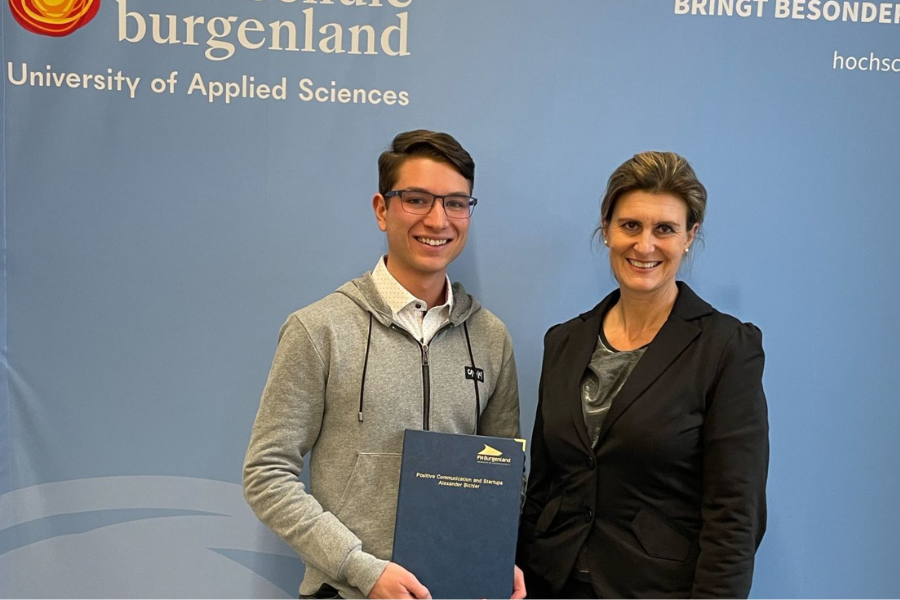 Alexander Bichler bei der Masterprüfung mit Bettina Schauer-Frank an der Hochschule Burgenland.