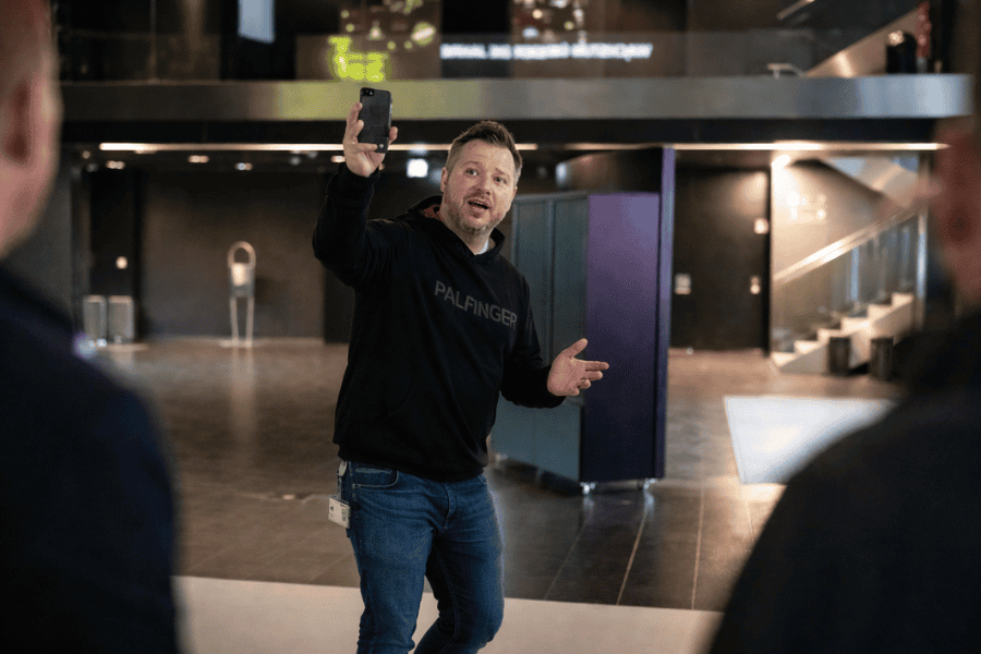 Halvard Stadlbauer - Alumni und Teamleiter der PALFINGER World - im Aktion bei einem Event in der PALFINGER World.