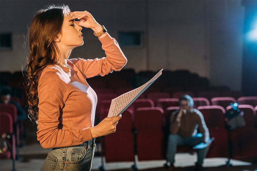 Symbolbild Dramaturie und Event-Regie - Frau auf Bühne