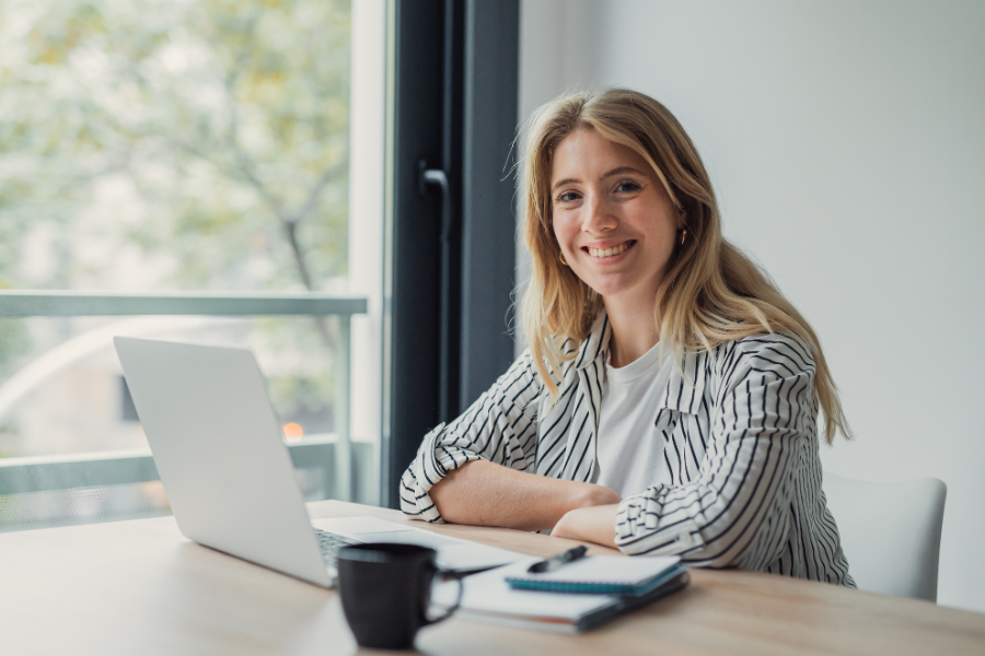 entspannter-studienstart_fernstudium-vor-september-starten Interessentin freut sich über die Anmeldung und den entspannten Studienstart im Juni