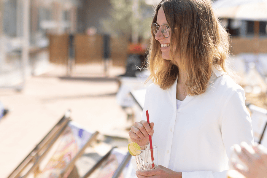 Studentin Lena Otto auf einem Event im Rahmen Ihrer Marketing-Arbeit im Reisebüro