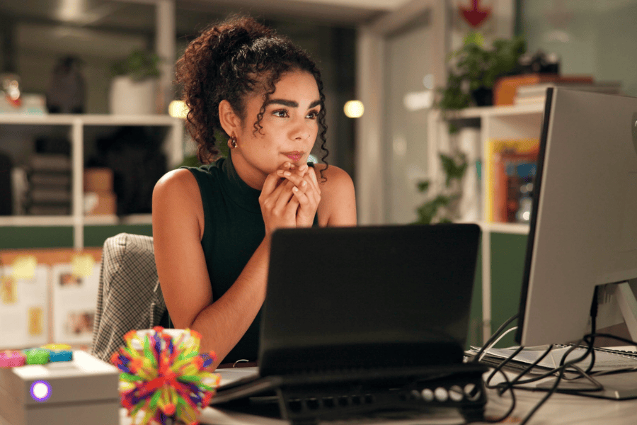 Interessentin der eLearning Academy for Communication die sich fragt, ob ein Fernstudium neben dem Beruf zeitlich machbar ist