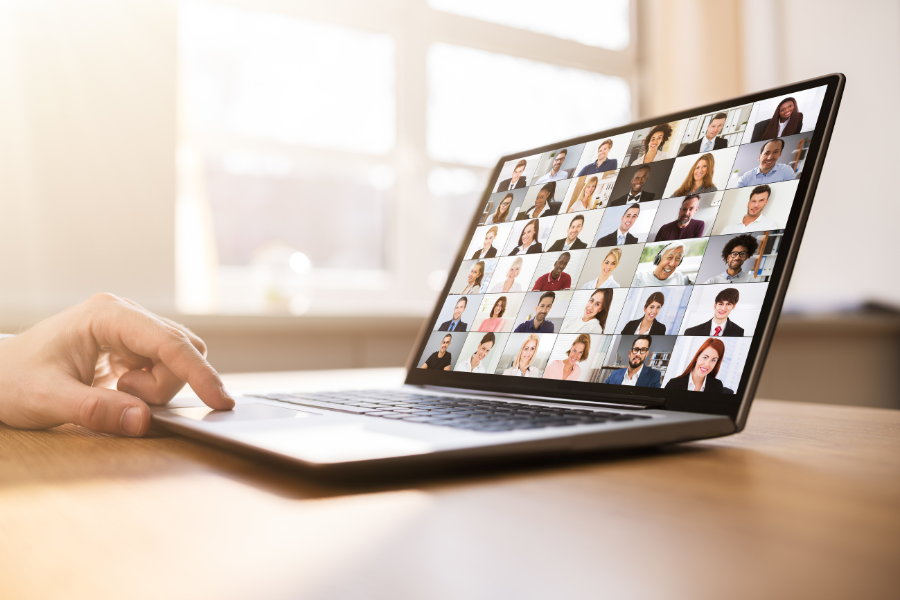 gruppe-im-online-austausch_akademischer-abschluss-marketing