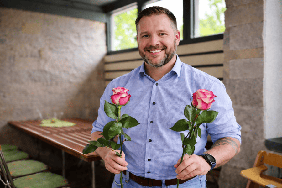 Student Halvard Stadlbauer mit zwei Rosen in der Hand