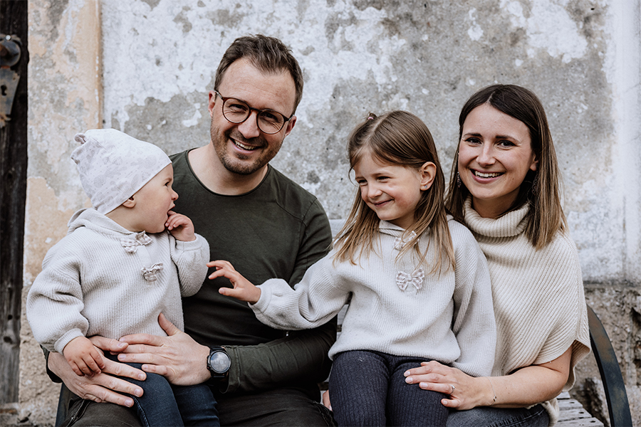 alexander-bichler_hochschulabschluss-master Unterzeichnung von virtuellen Dokumenten, um den AI Act nachzuweisen
