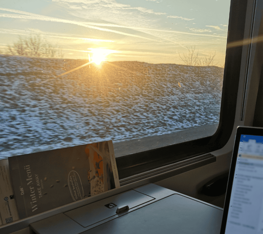 Monika Wagner-Taufratzhofers Blick beim Lernen im Zug.