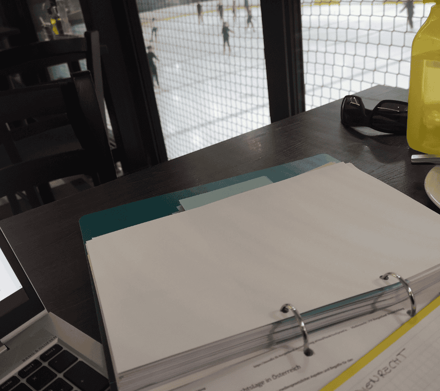 Lernen in der Eishalle - problemlos möglich mit einem Fernstudium der eLearning Academy.