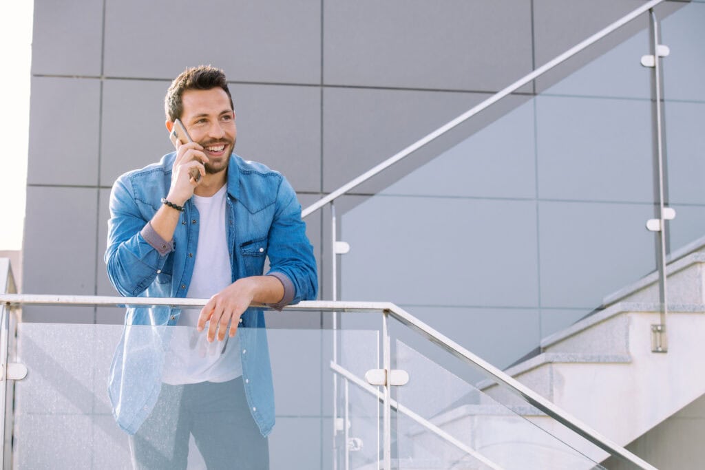 MBA Eventmanagement: Professionelle Eventplanung. Studierender am Telefon bei der Planung und Umsetzung eines Live-Events.