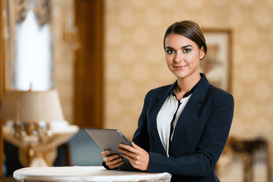 MBA Studentin im Berufsalltag setzt dramaturgisches Konzept für Event um