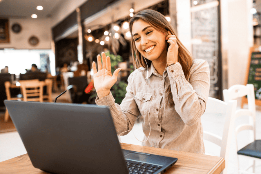 Studentin vor dem Laptop spricht mit ihrer Studienberaterin online über weiteren Pläne.