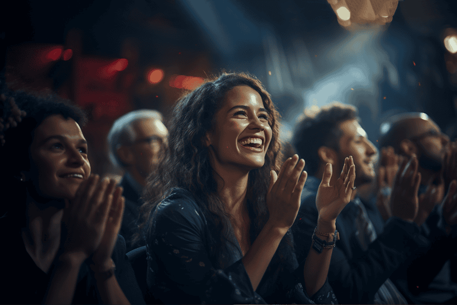 Publikum bei Kulturveranstaltung lachend und klatschend
