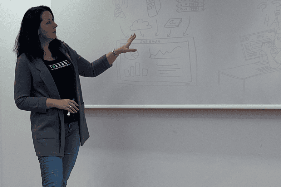 Monika Wagner-Taufratzhofer beim Präsentieren als Teamlead der IT.