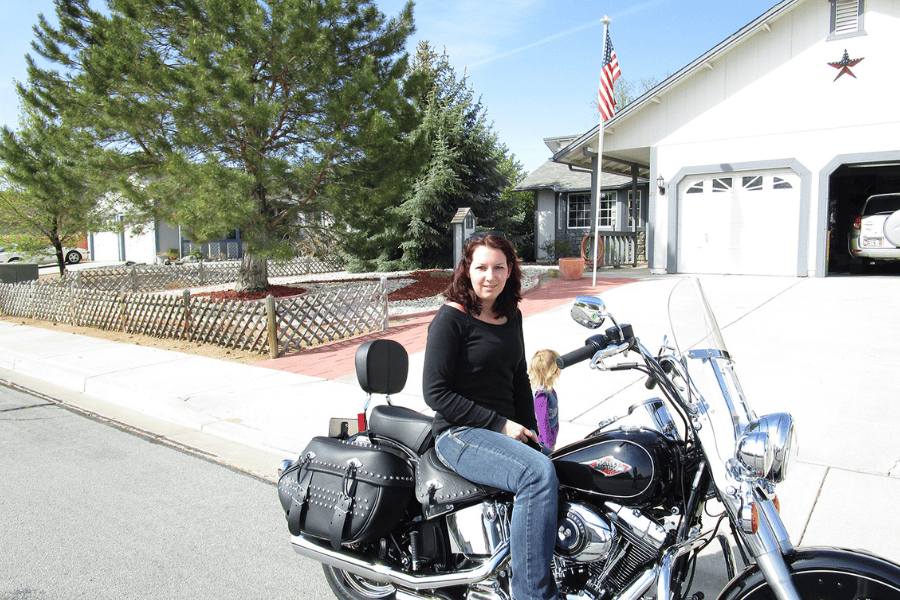 Monika Wagner-Taufratzhofer beim Motorradfahren in Ihrer Freizeit neben dem Studium.