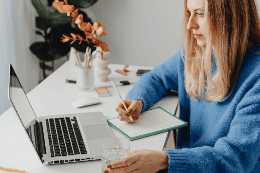 alexander-bichler_feuerwehr Frau mit Laptop und Notizblock lernt im sicheren Rückzugsort zuhause allein.