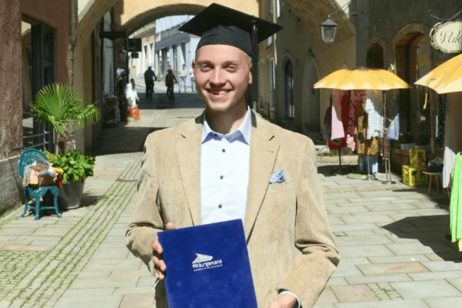 philipp-huber-arbeitsweltgestalter_masterabschluss Philipp Huber, Arbeitsweltgestalter, mit Masterhut und Masterarbeit der eLearning Academy & Hochschule Burgenland nach seinem erfolgreichen Abschluss.