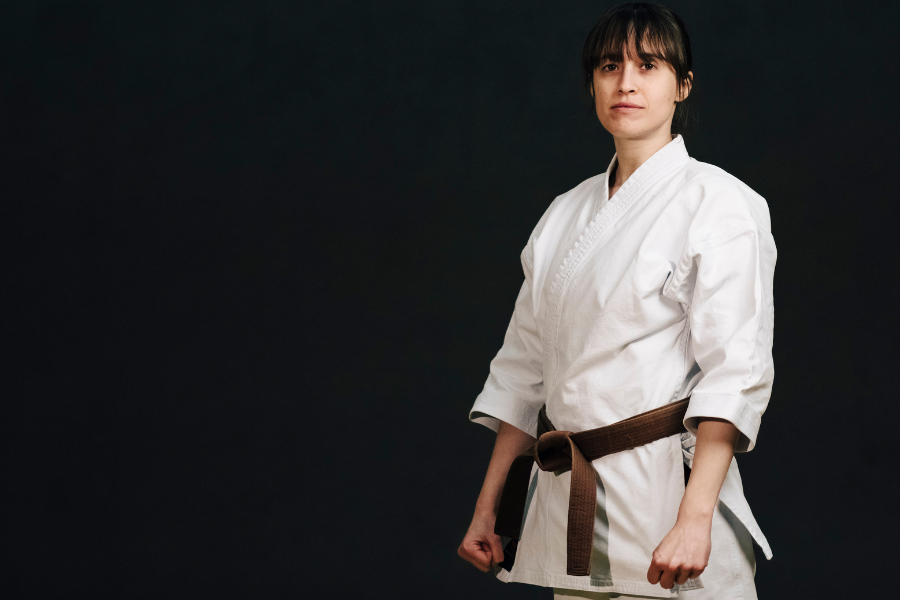 alexander-bichler_hochschulabschluss-master Sarah Brunner-Kolar im Karateoutfit in ihrer Freizeit