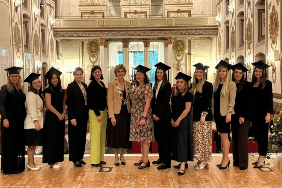 alexander-bichler_hochschulabschluss-master Studierende bei Sponsion der Hochschule Burgenland und eLearning Academy im Schloss Esterhazy. Darunter eine neurodivergente Studierende.