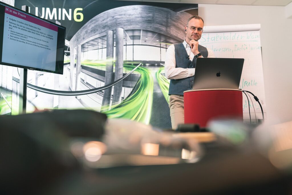 stefan-kombuechen-vortrag-1024x684