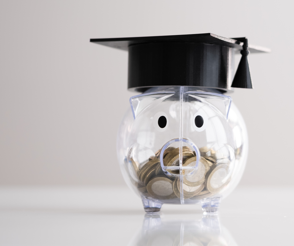 Sparschwein mit Doktorhut für den Beitrag Stipendium Vorarlberg - 25% AK Bonus auf MBA Studium sichern.