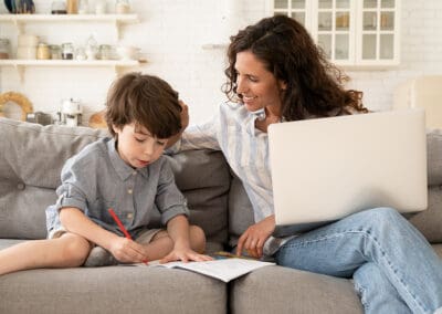 Studieren mit Kind und Job: So schaffen Sie das (und warum es sich lohnt!)