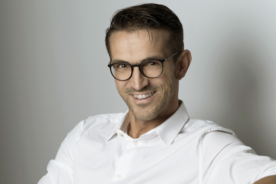 alexander-bichler_hochschulabschluss-master Portraitbild von Thomas Klepits - Absolvent im Master Crossmediale Marketingkommunikation der Hochschule Burgenland an der eLearning Academy for Communication